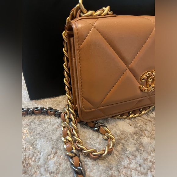 Chanel 19 WOC in Caramel Lambskin - Picture 4 of 13